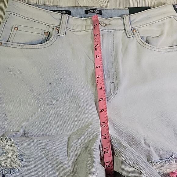 Wild Fable Highest Rise Light Wash Distressed Mom Jeans Womens  Size 8 NWT - Picture 13 of 16